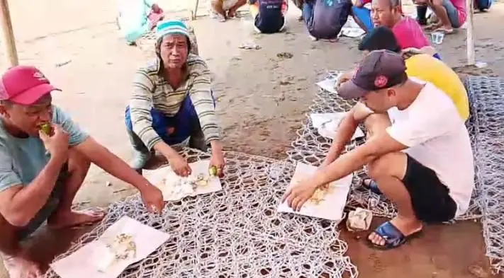 Kang Midun dan Istri Selalu Kompak Dampingi Warga Cikahuripan di Tengah Musim Bencana