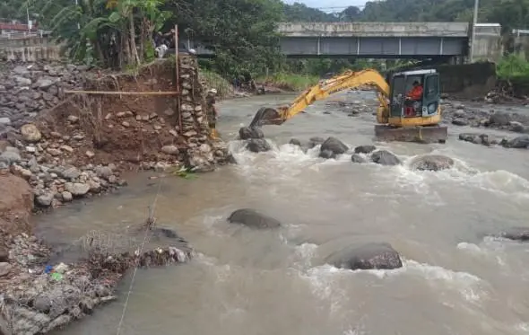Gotong Royong Warga Cikahuripan dan Dukungan Dinas PU Sukabumi: Bersatu Kuatkan Sungai Pasca Banjir Bandang