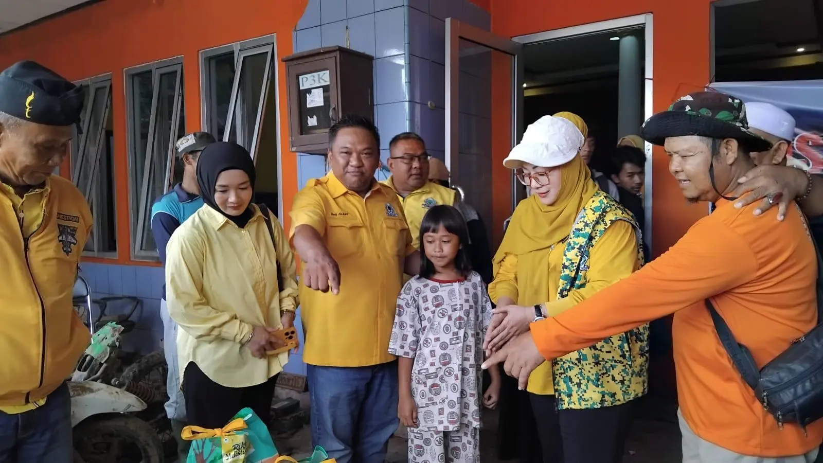 Seragam Sekolah Hanyut Terbawa Banjir, Bocah Cisolok Curhat ke Ketua DPRD Sukabumi