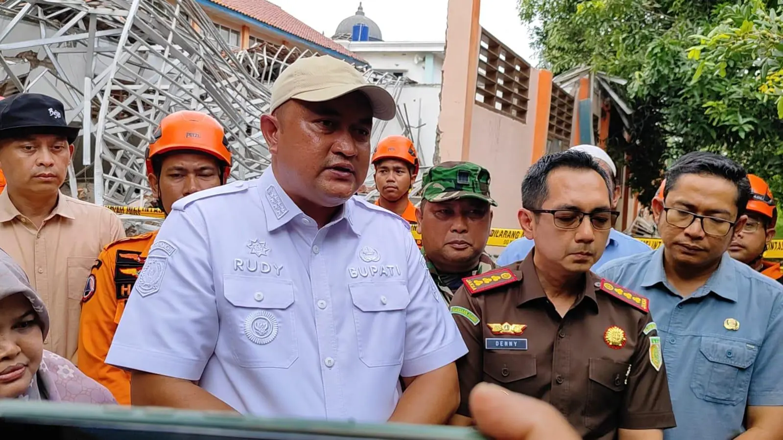 Bupati Bogor Tinjau Sekolah Ambruk, Puluhan Siswa Jadi Korban