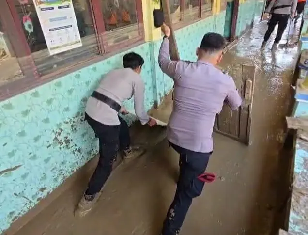 Aksi Heroik Polisi Bersihkan Sekolah Pasca Banjir Cikahuripan 