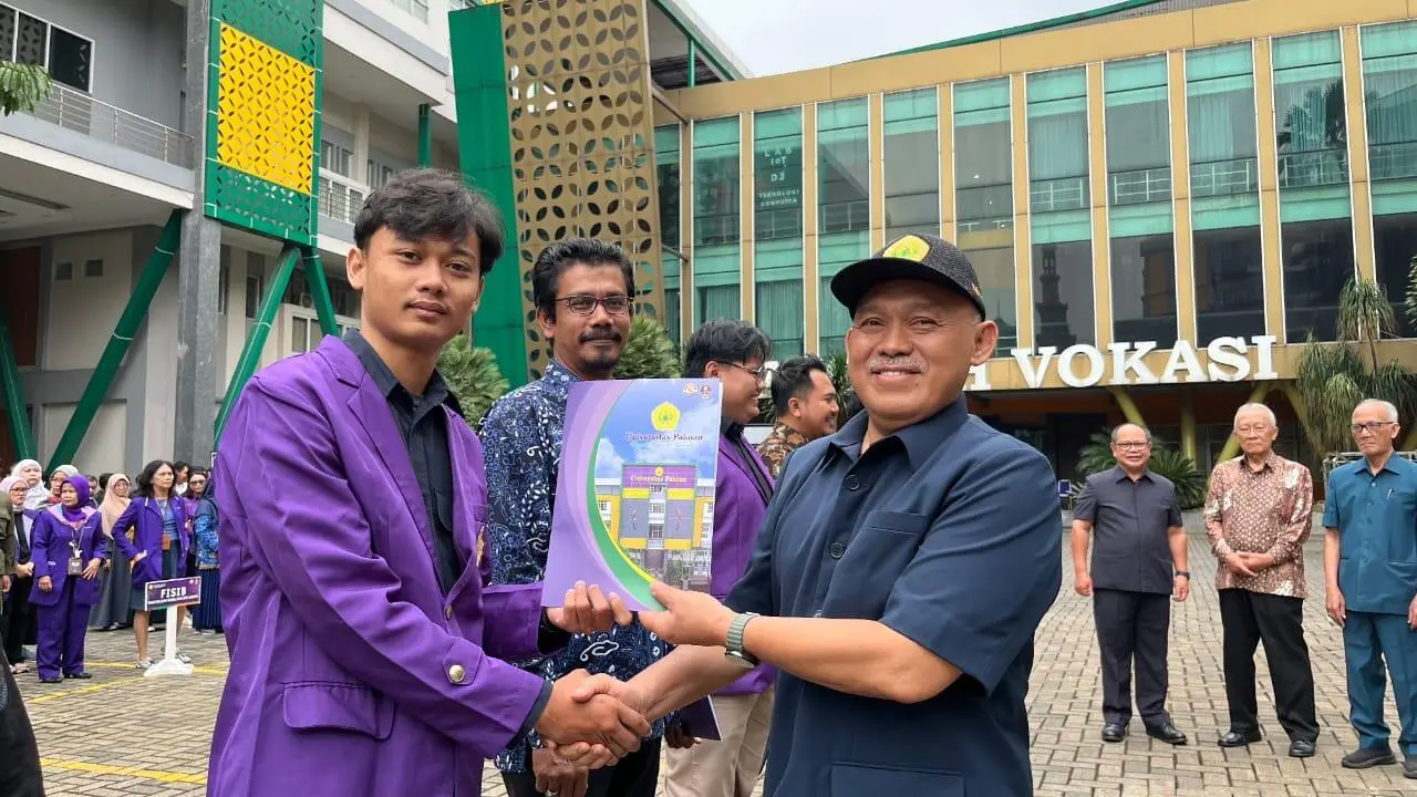 Rektor Unpak Pimpin Upacara Sumpah Pemuda, Serahkan Penghargaan BIA 2025 kepada Dosen dan Mahasiswa Berprestasi