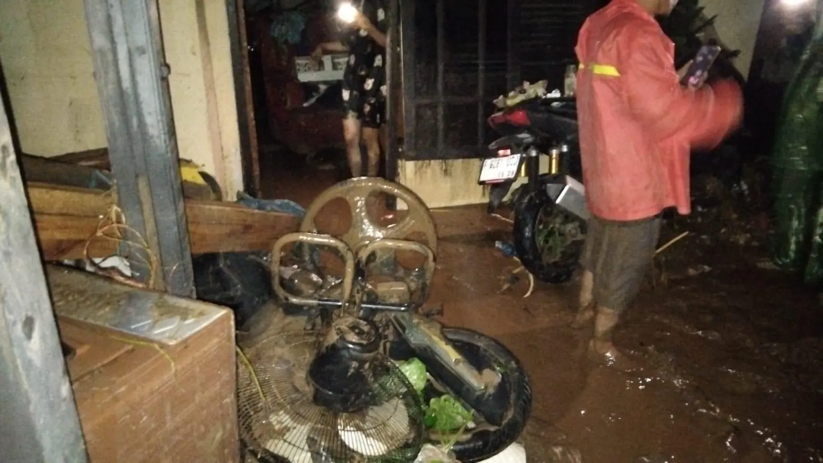 Detik-Detik Banjir Bandang Cisolok, Warga Panik Saat Air Hanyutkan Harta Benda