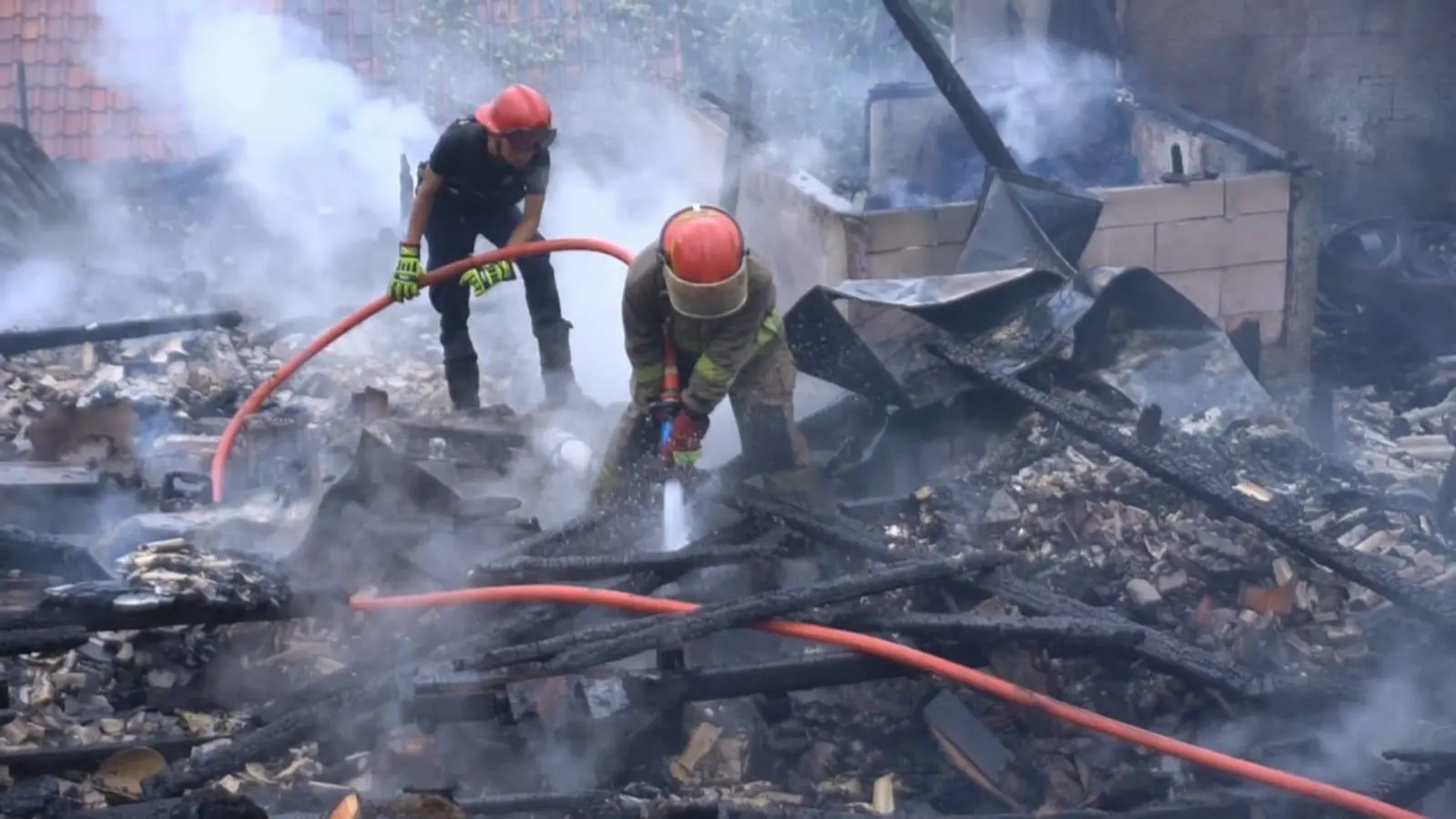 Kebakaran Hebat Hanguskan Dua Rumah di Sukawangi, Akses Sulit Hambat Proses Pemadaman