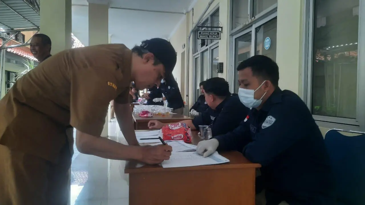 BNNK Sisir ASN Sukabumi, Bupati Asep Japar Antre Tes Urine Bersama Pegawai