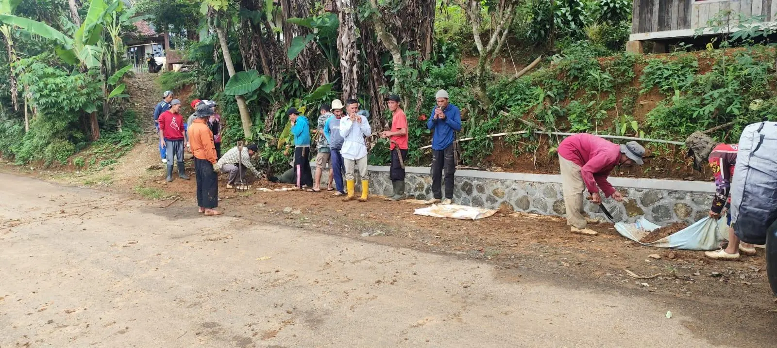 Jumat Bersih di Desa Cikarannggeusan, Kecamatan Jampangkulon: Membersihkan Saluran Air untuk Cegah Banjir
