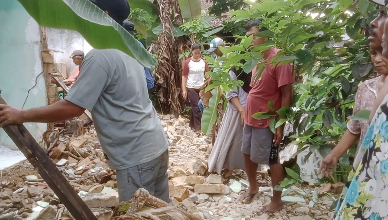 Insiden Runtuhnya Rumah Kepala Desa Asep Vespa di Ciparay Akibat Kerusakan Struktur