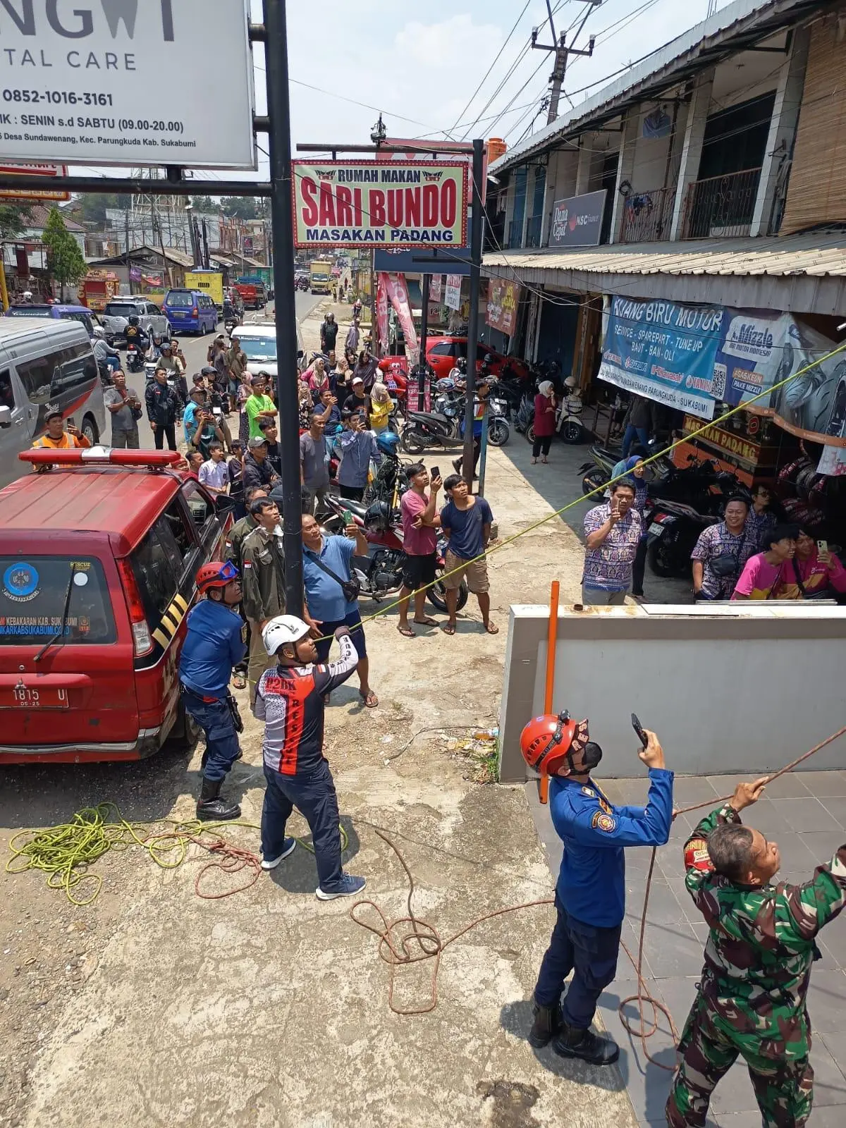 Didin Tersengat Listrik di Atap Ruko Parungkuda, Petugas Damkar Lakukan Evakuasi Dramatis