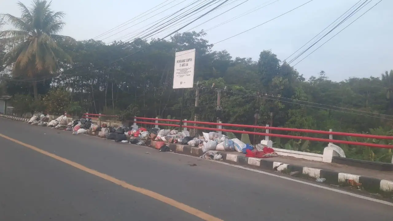 Sampah Menjadi Potret Buram di Jembatan Cimandiri
