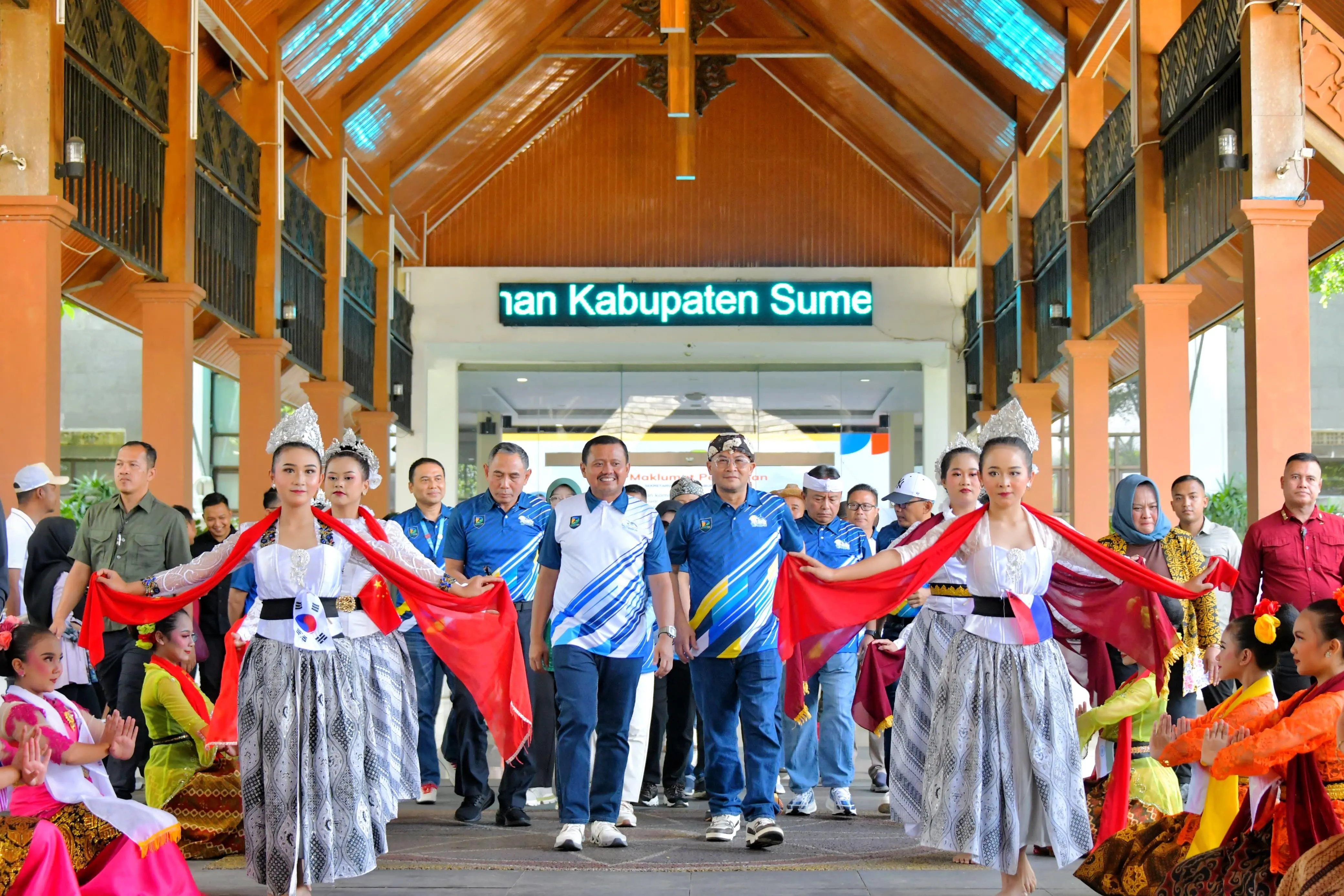 Langit Sumedang Dihiasi Aksi 120 Atlet Paragliding Dunia di West Java Championship 2025