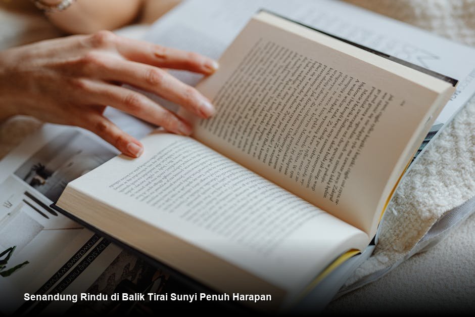 Siluet dua orang berdiri di tepi pantai saat matahari terbenam, salah satunya memegang buku tua yang terbuka.