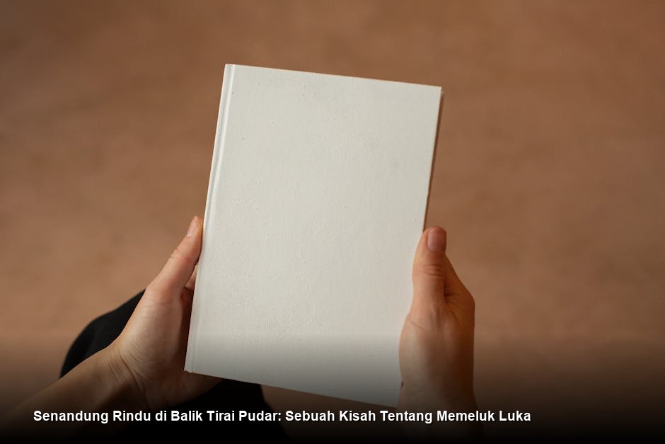 Seorang wanita muda dengan tatapan mata penuh harapan sedang memegang segulung kain tenun berwarna cerah, berdiri di depan jendela kayu tua yang membiarkan cahaya matahari pagi masuk.