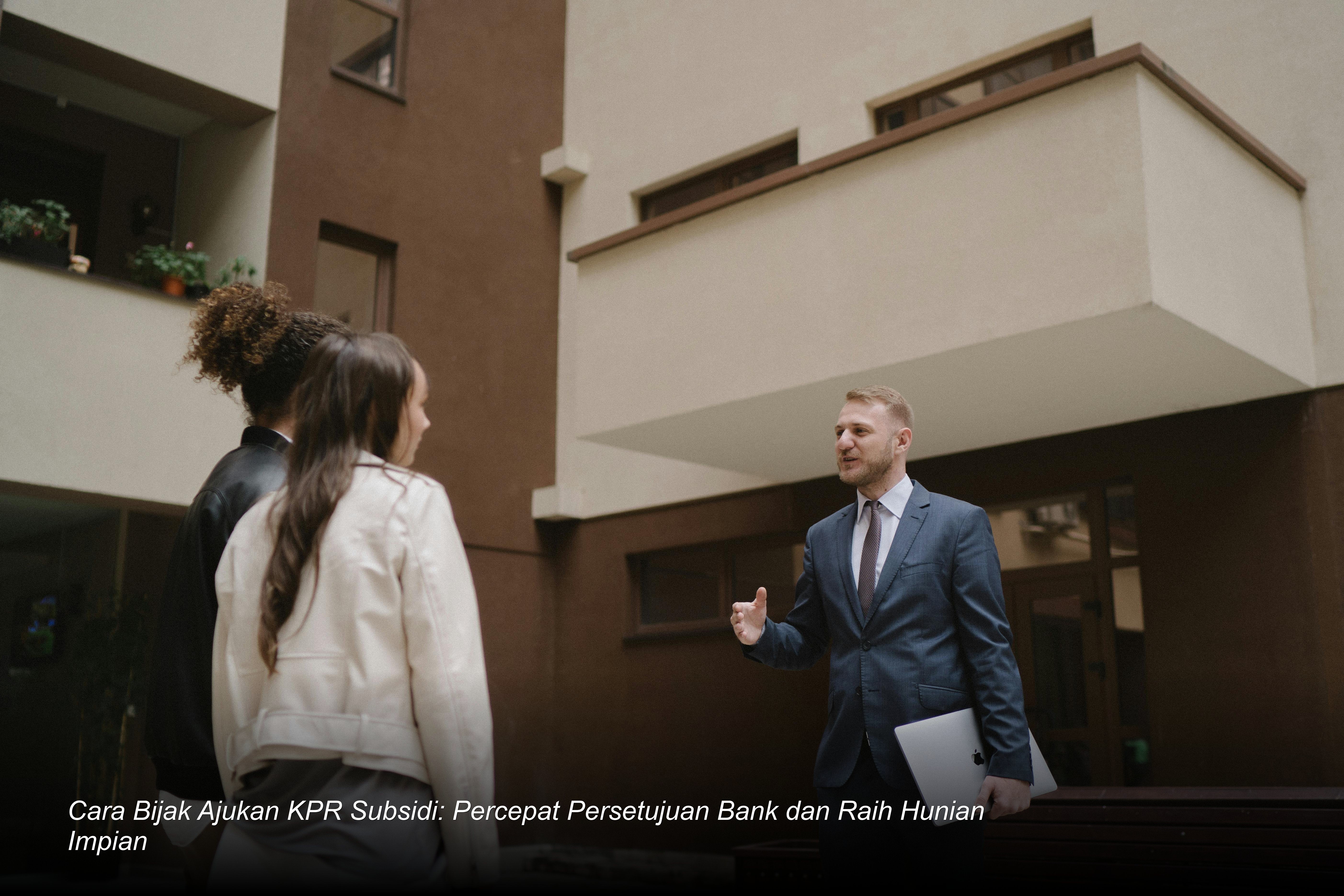Seorang pasangan muda tersenyum bahagia saat menandatangani dokumen akad kredit KPR subsidi di hadapan petugas bank dan notaris.
