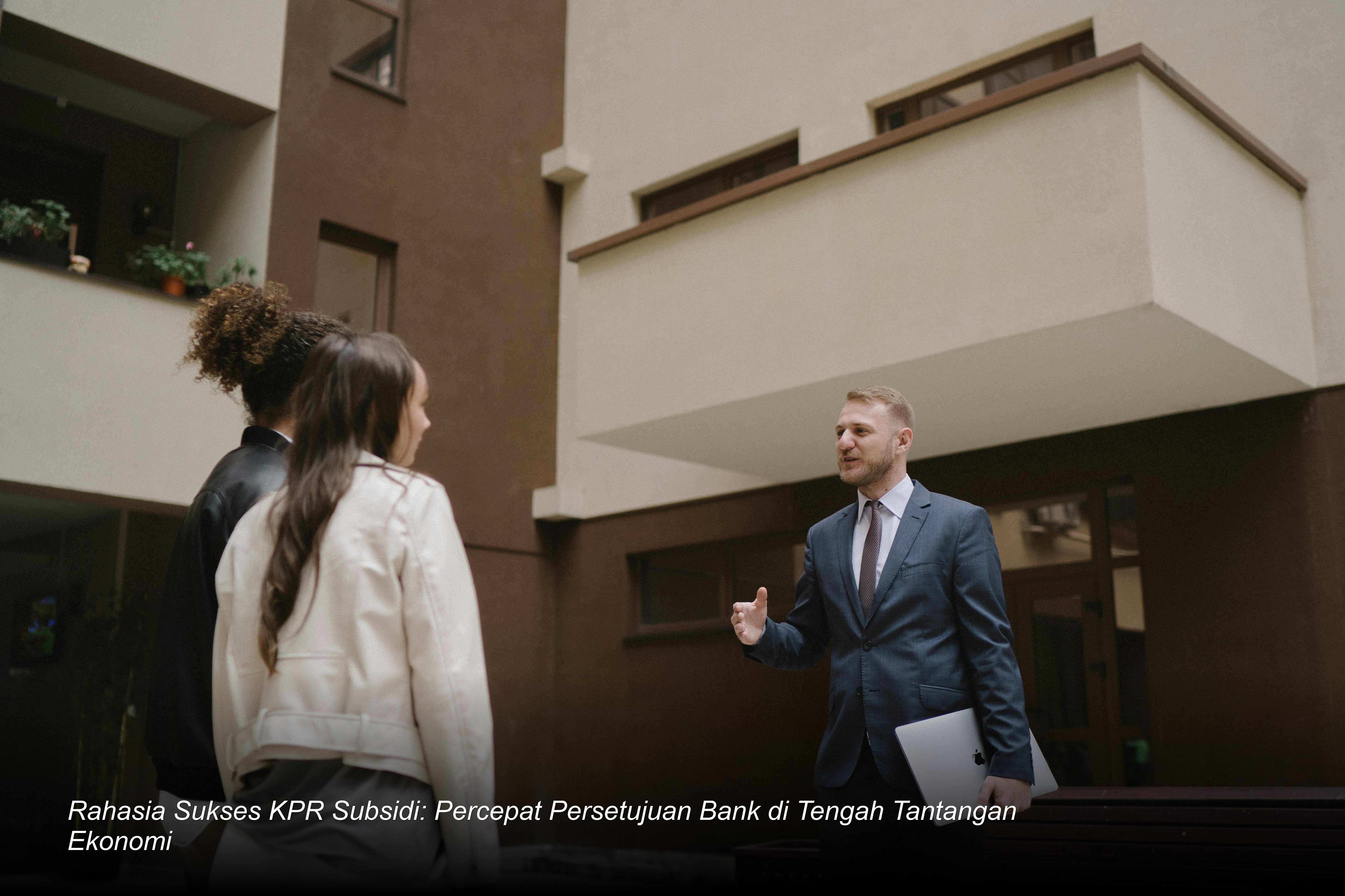 Seorang pasangan muda tersenyum bahagia saat menandatangani dokumen akad kredit KPR di meja bank yang modern.