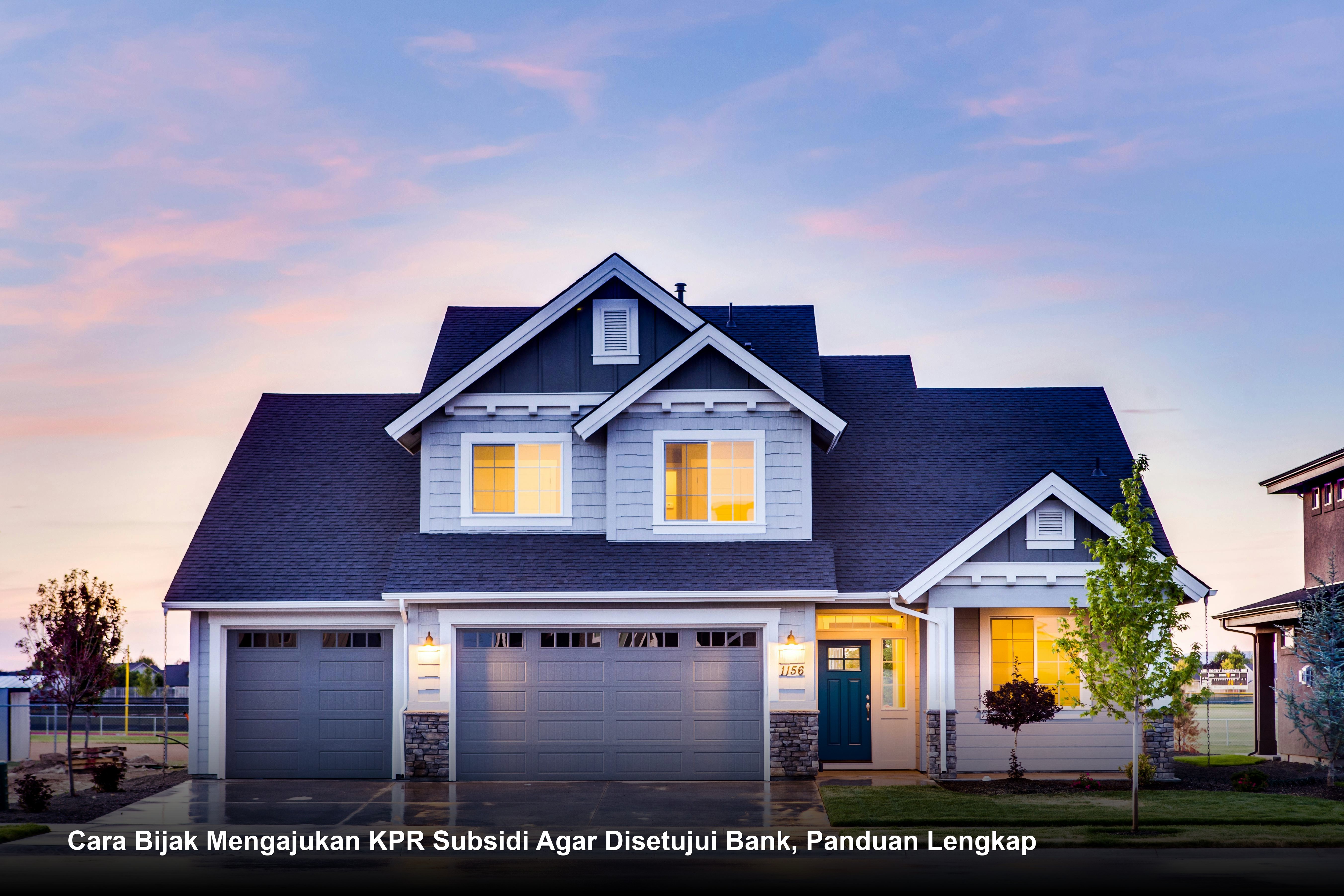 Seorang pasangan muda tersenyum bahagia saat menandatangani dokumen akad kredit pembelian rumah minimalis modern di meja notaris.