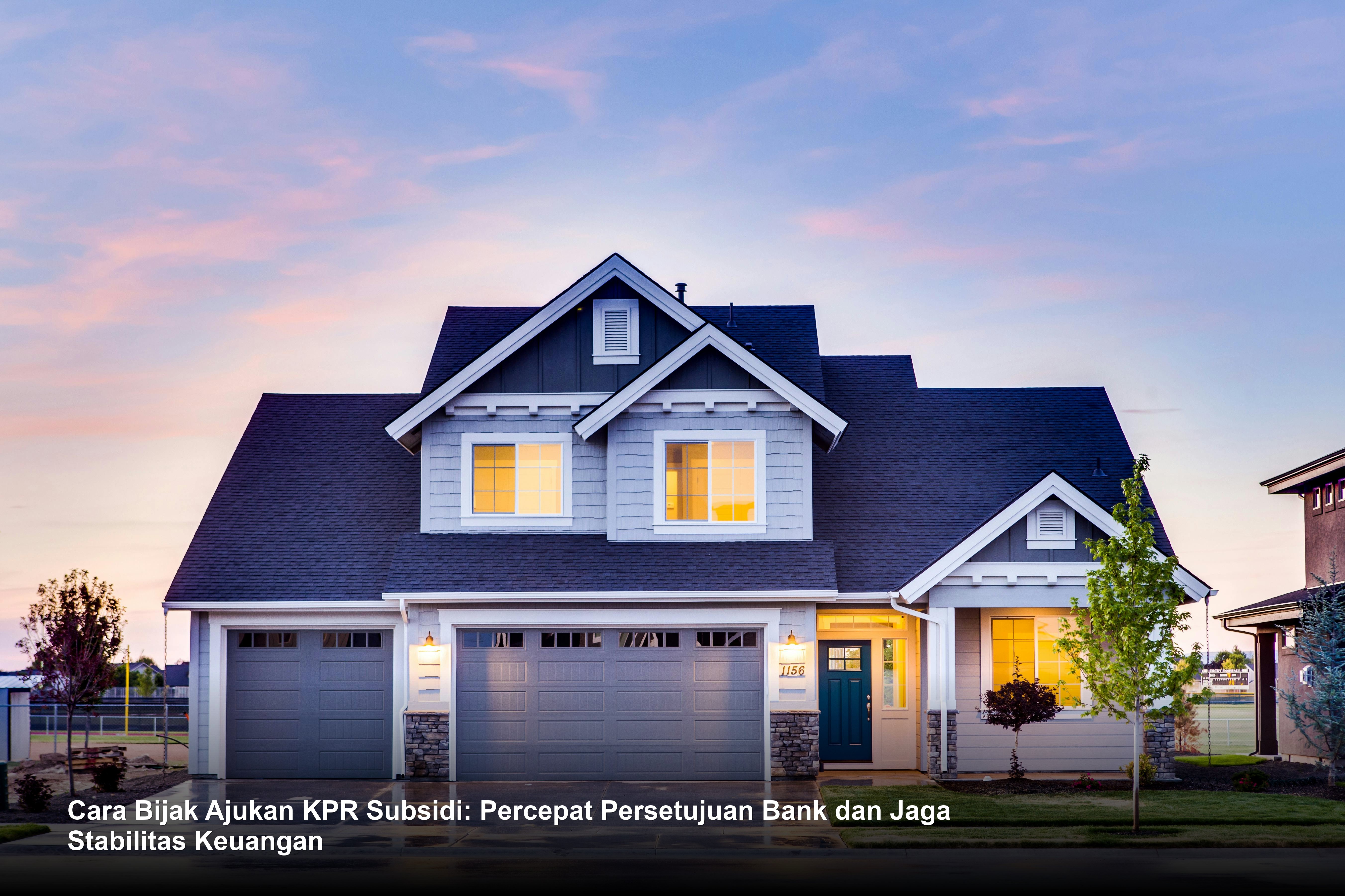 Seorang pasangan muda tersenyum bahagia saat menandatangani dokumen akad kredit KPR Subsidi di depan meja seorang petugas bank.