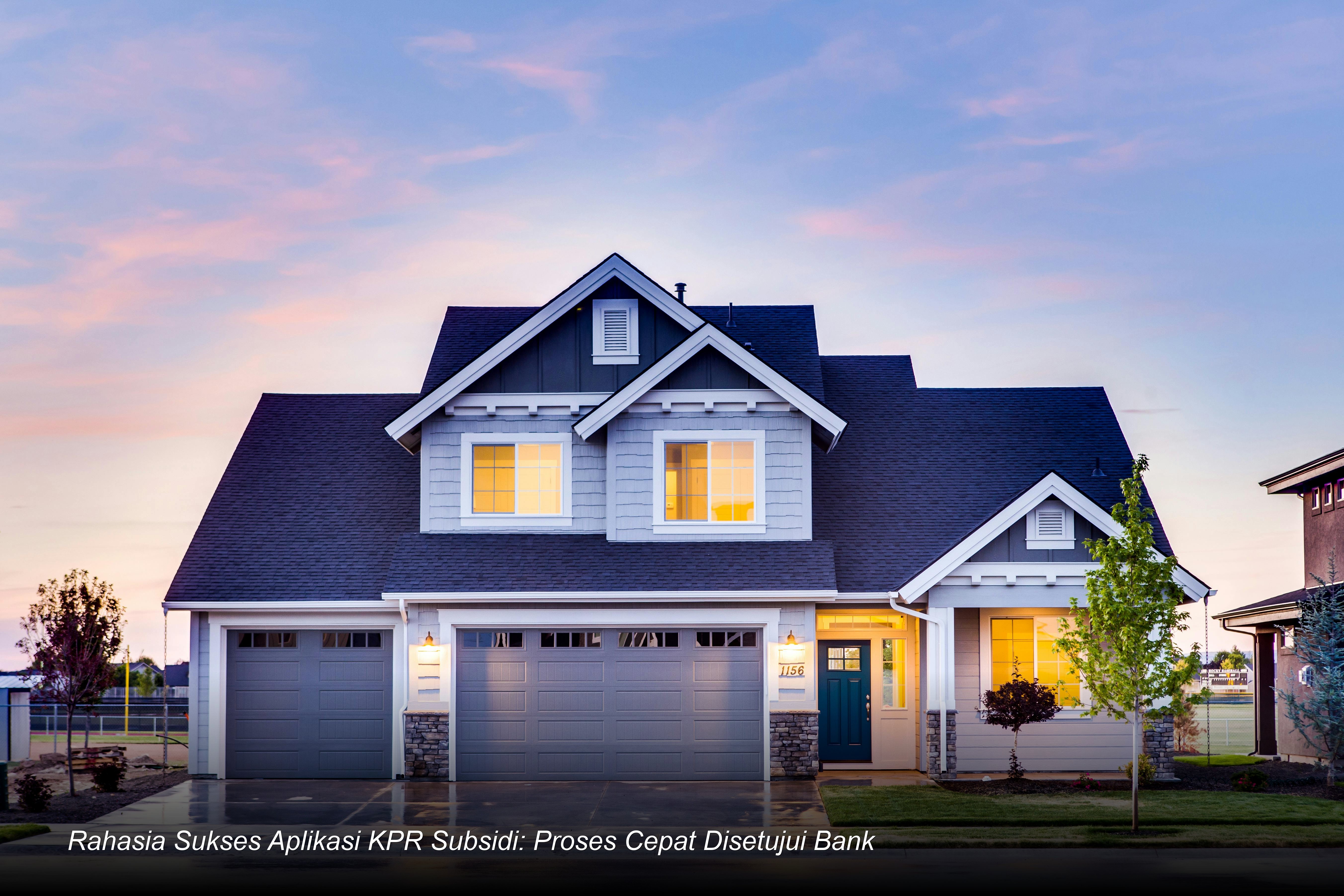 Seorang profesional properti tersenyum sambil menyerahkan dokumen akad kredit kepada pasangan muda di depan kantor cabang bank.