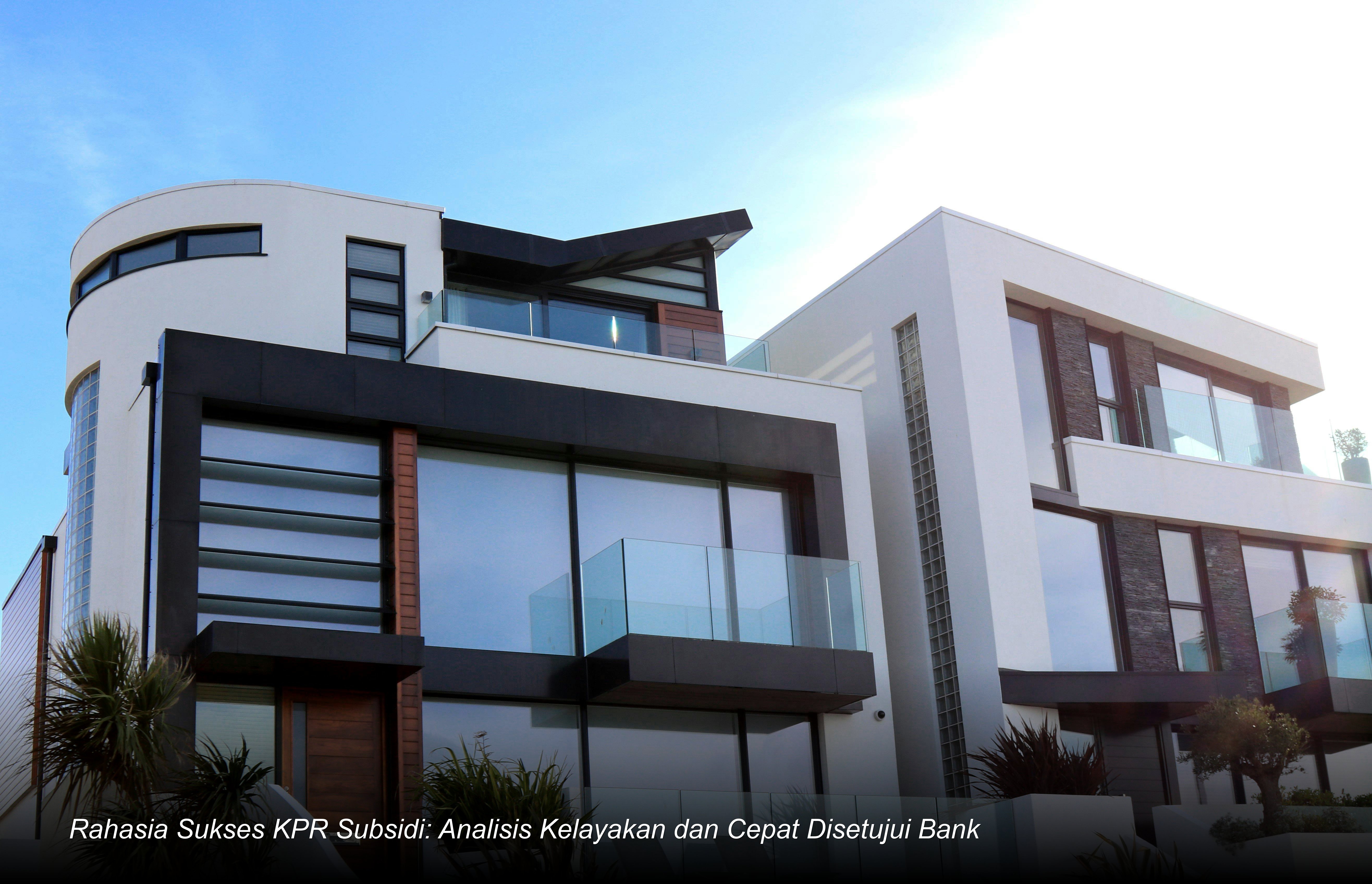 Seorang pasangan muda tersenyum bahagia saat menandatangani dokumen akad kredit KPR Subsidi di hadapan notaris dan perwakilan bank.