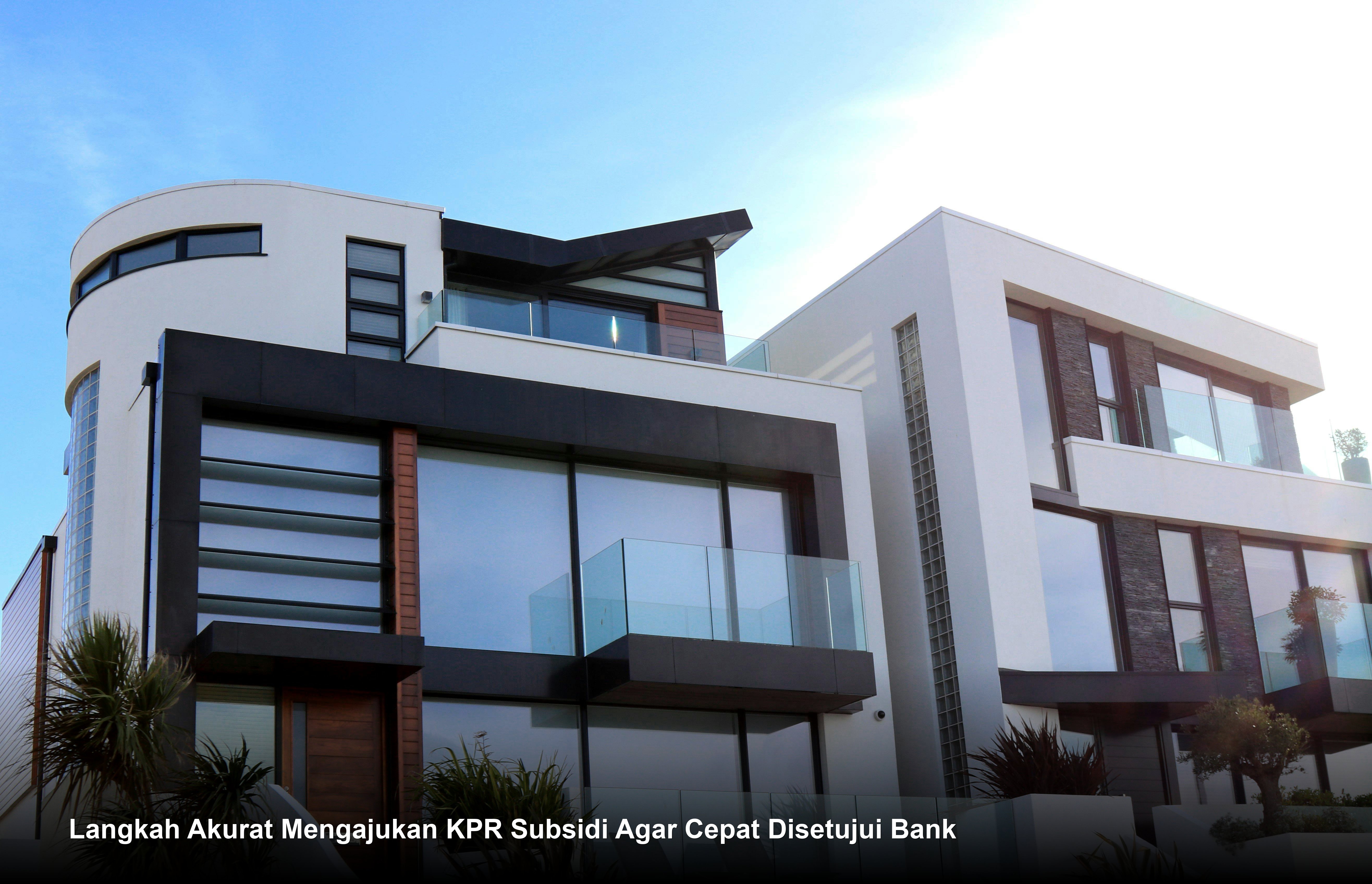 Visualisasi sebuah rumah minimalis modern dengan cat dinding cerah dan taman kecil yang asri di depan teras yang sedang ditinjau oleh calon pembeli.