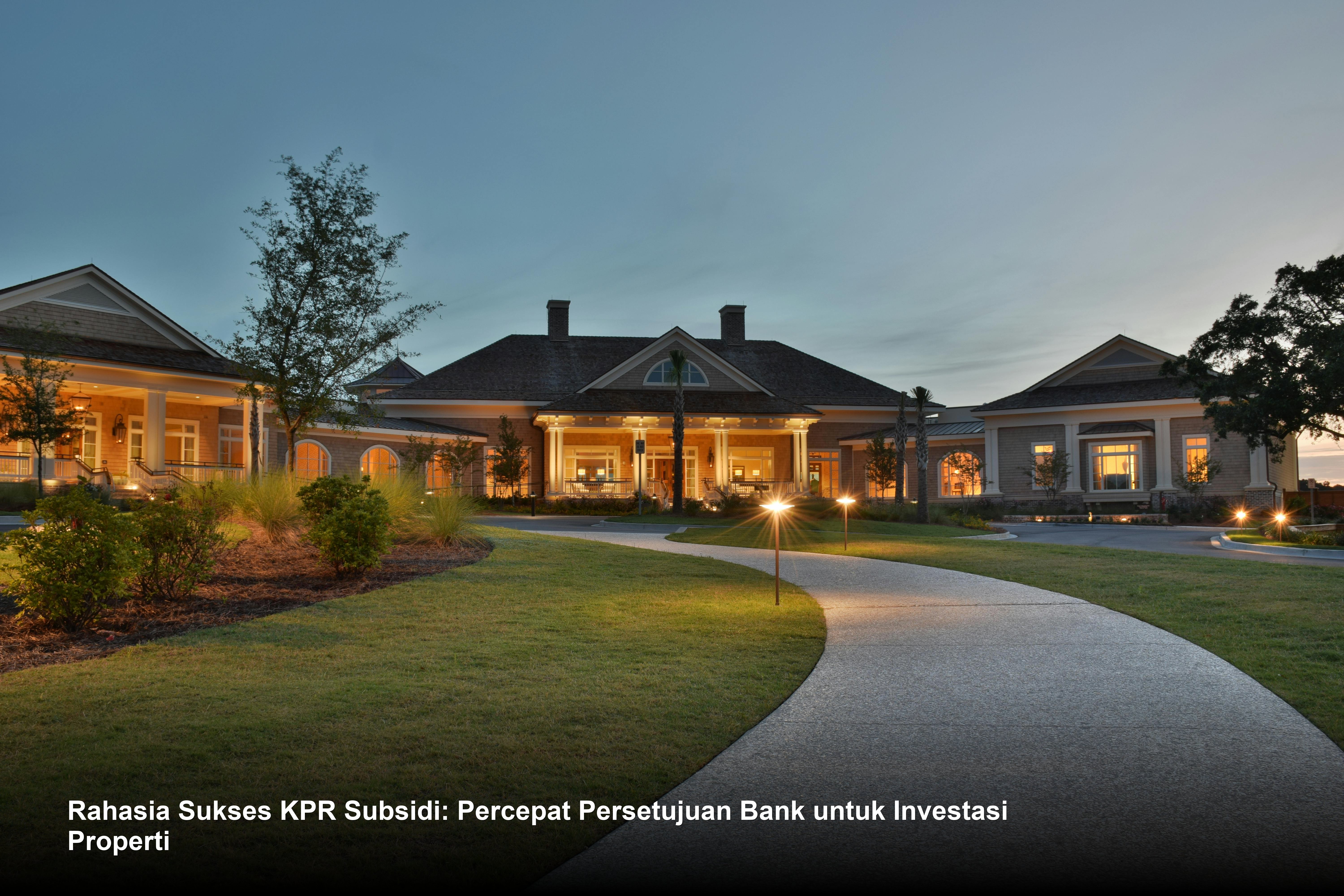 Seorang pasangan muda tersenyum bahagia saat melakukan akad kredit KPR Subsidi di hadapan pejabat bank dengan latar belakang rumah minimalis modern yang baru.