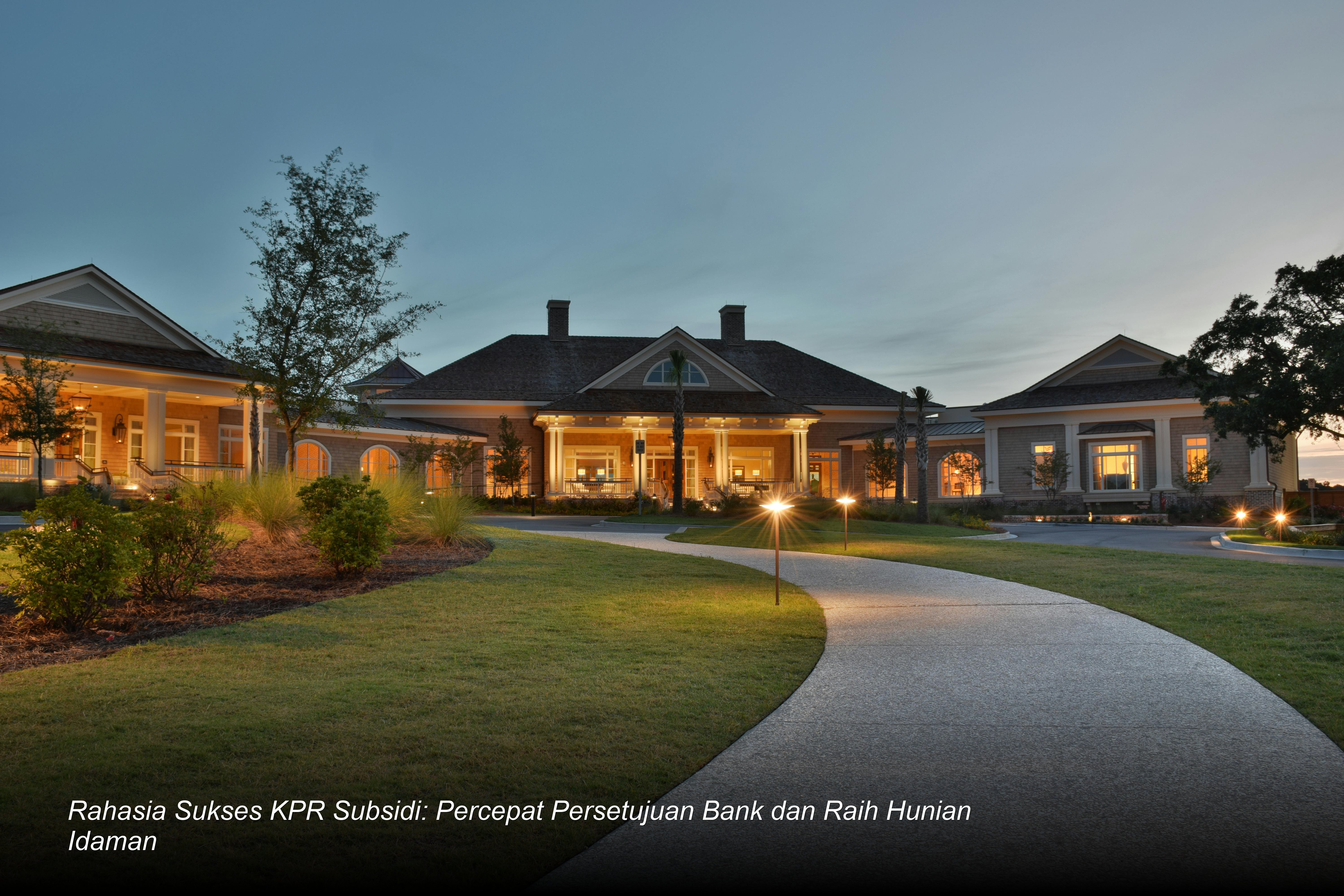 Pasangan muda tersenyum bahagia saat melakukan akad kredit KPR Subsidi di hadapan petugas bank dan notaris.