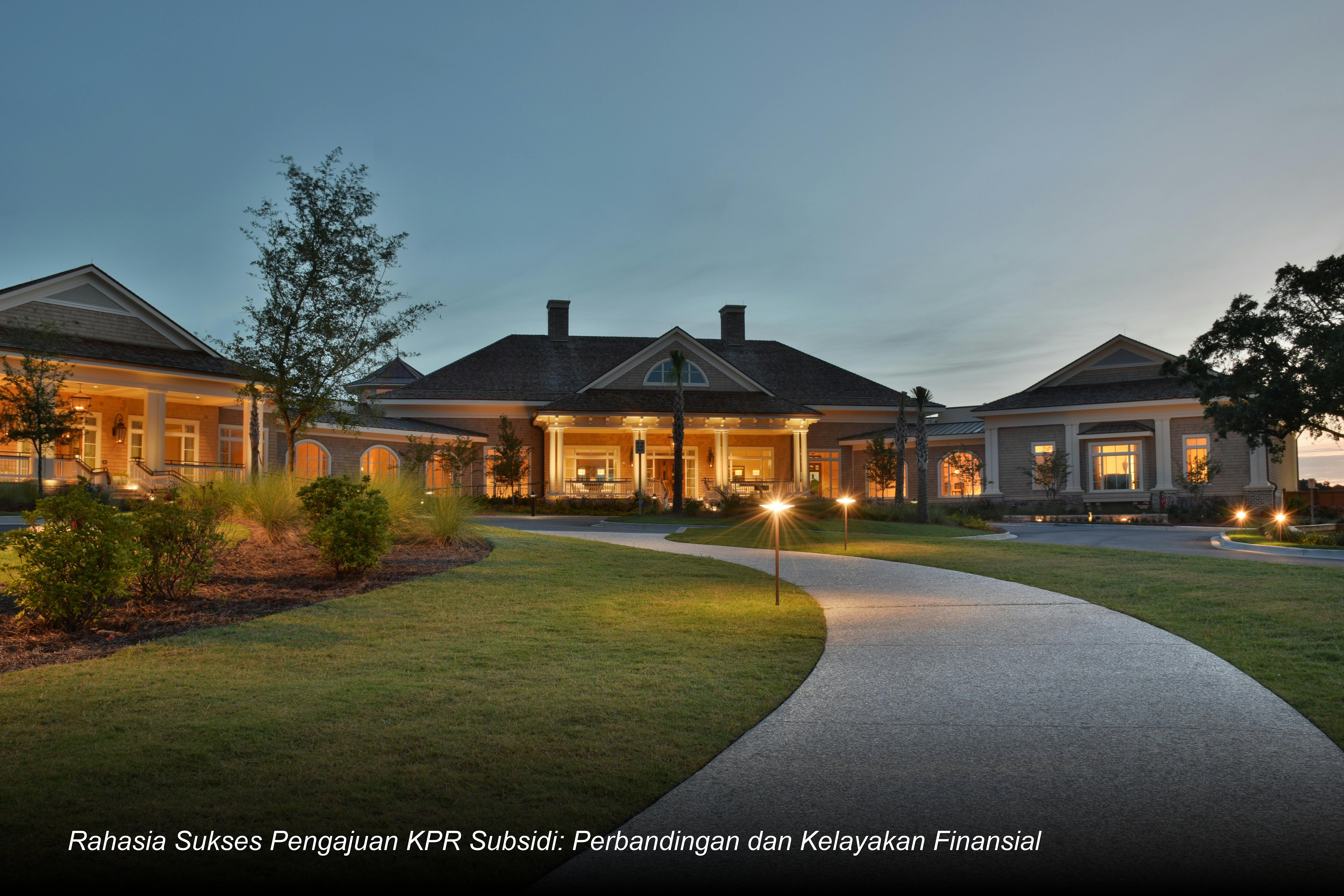 Pasangan muda tersenyum bahagia saat menandatangani dokumen akad kredit KPR di hadapan petugas bank dengan latar belakang maket rumah minimalis modern.