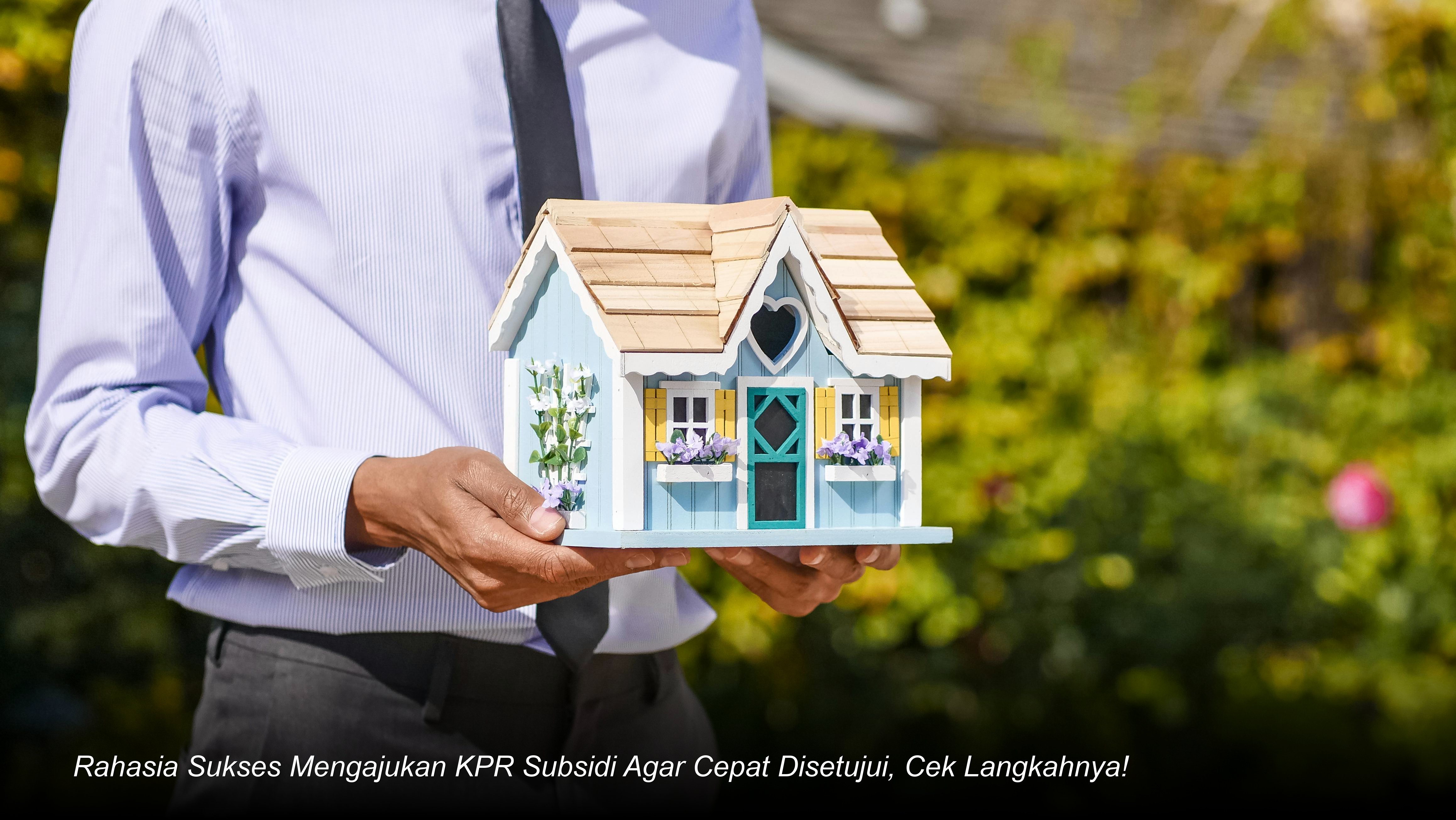 Foto sebuah rumah minimalis modern dengan taman asri yang sedang dalam proses serah terima kunci antara pihak bank dan pembeli di depan unit rumah.