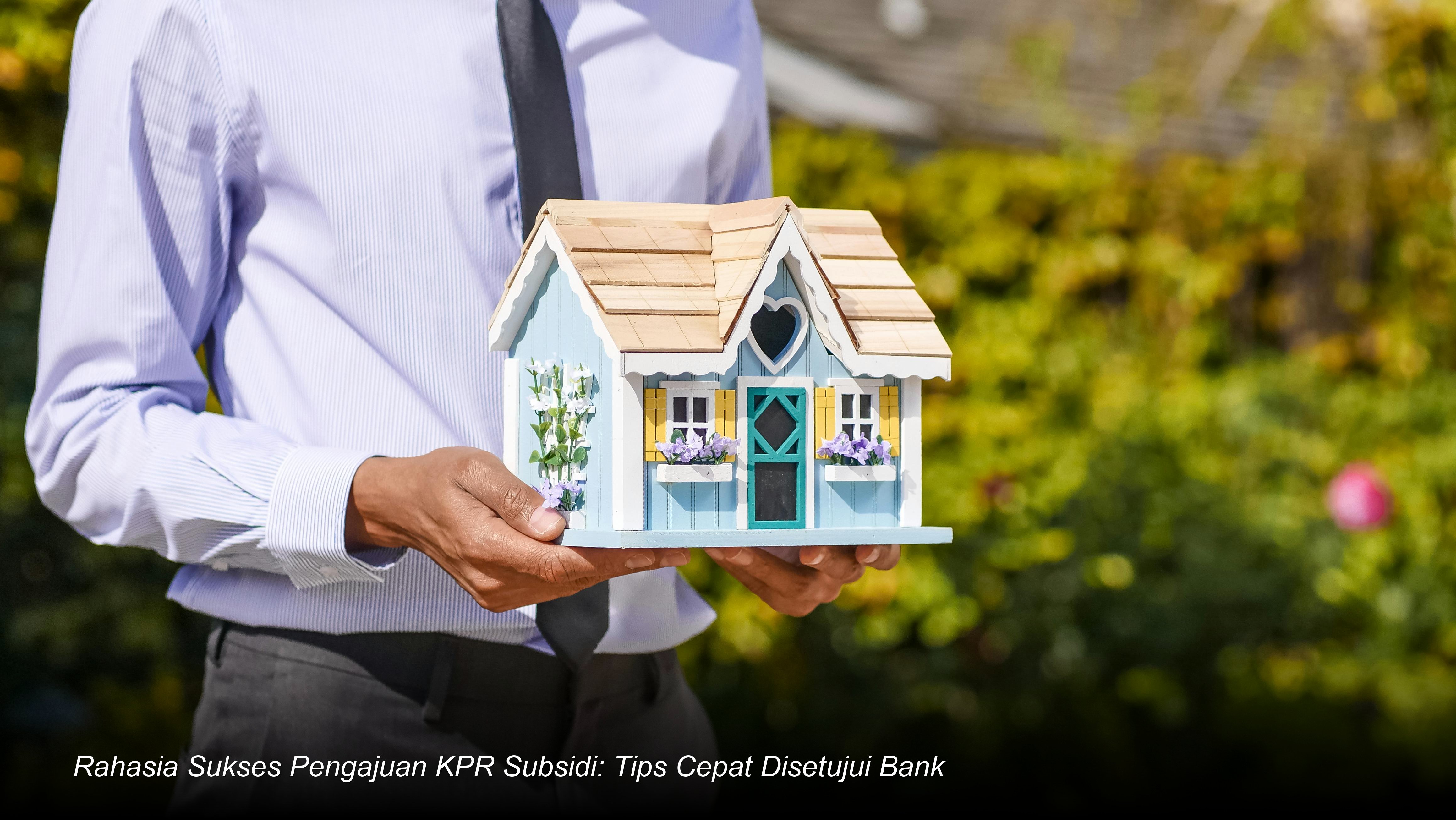 Seorang profesional muda tersenyum saat menandatangani dokumen akad kredit KPR di meja bank yang modern dan rapi.