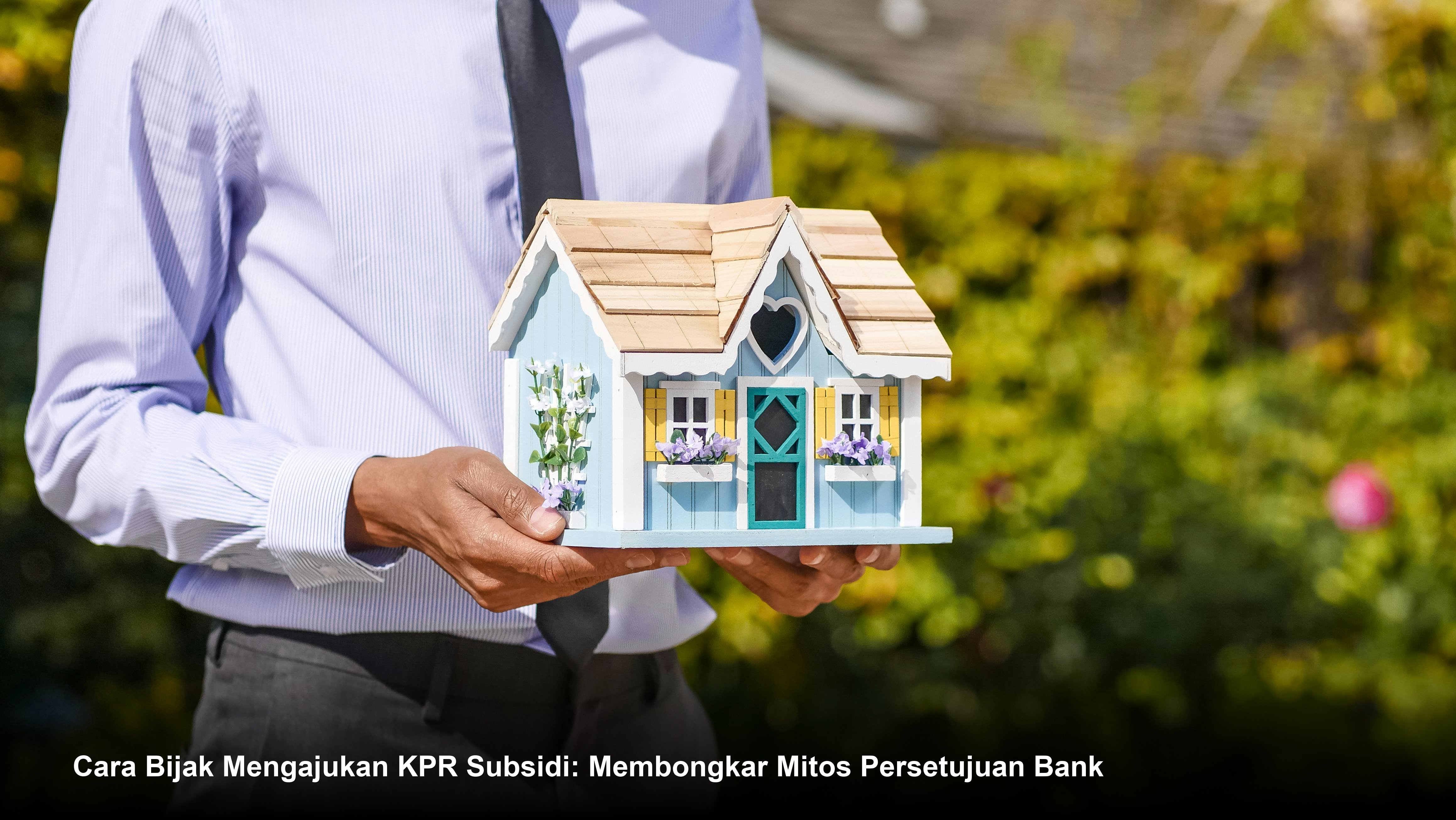 Seorang profesional bank sedang menjelaskan dokumen akad kredit di hadapan pasangan muda di sebuah kantor cabang.
