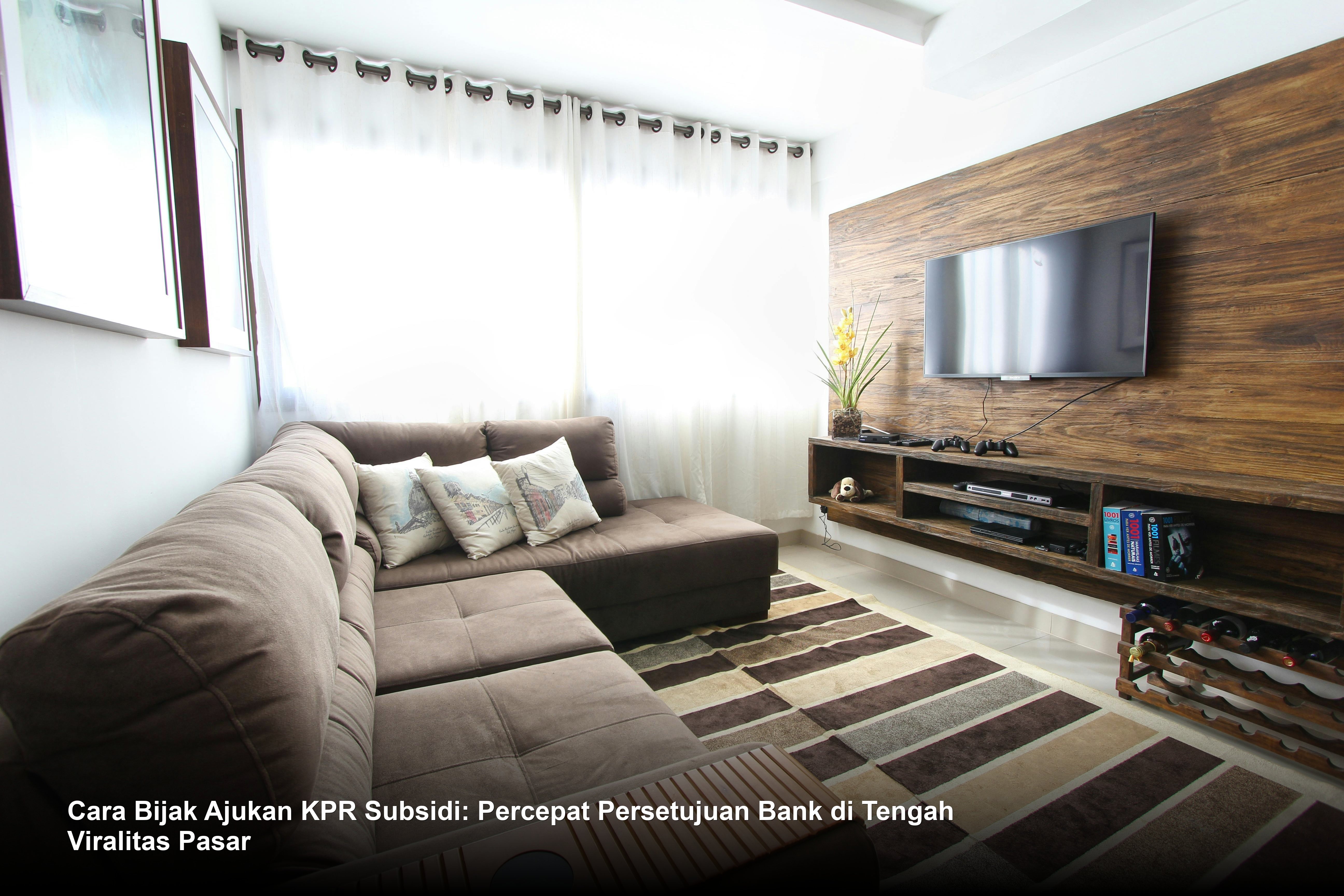 Seorang profesional bank sedang menyerahkan dokumen persetujuan KPR subsidi kepada pasangan muda di depan model rumah minimalis modern.