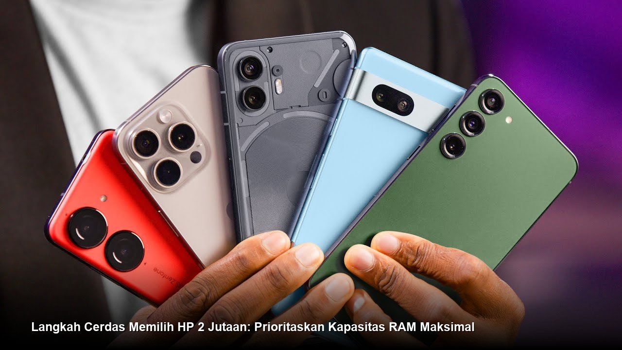 Tangan seseorang sedang memegang dan membandingkan dua smartphone di meja dengan fokus pada spesifikasi RAM.