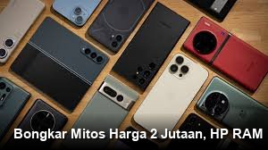 Tampilan berbagai model smartphone dengan spesifikasi RAM besar diletakkan berdampingan di atas meja.