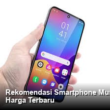 Foto sebuah smartphone modern dengan layar penuh dan modul kamera besar di bagian belakang yang diletakkan di atas meja kayu minimalis.