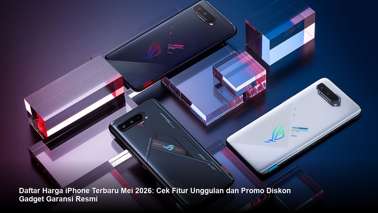 Tampilan iPhone 17 Pro Max berwarna Titanium Silver yang elegan bersanding dengan kotak kemasan minimalis di atas meja kayu studio yang bersih dan modern.