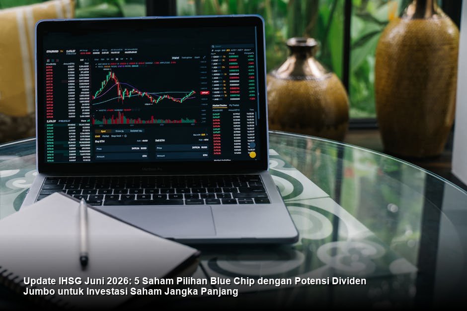 Suasana modern lantai bursa saham dengan tampilan monitor menampilkan grafik *candlestick* berwarna hijau yang menunjukkan tren kenaikan jangka panjang.