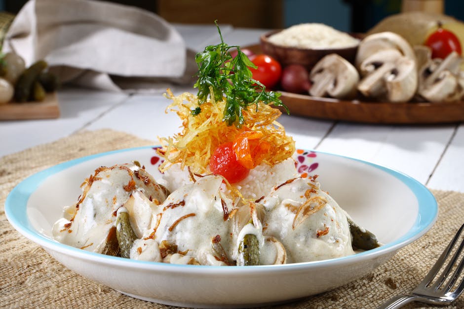 Foto susunan rempah-rempah segar seperti kunyit dan jahe di atas piring kayu tradisional.