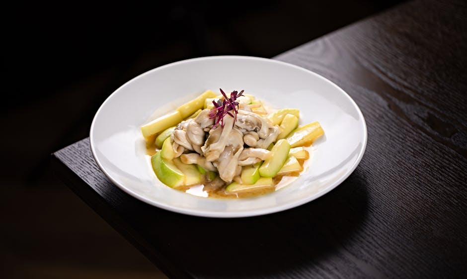 Foto estetik aneka jajanan pasar tradisional yang disajikan secara modern di atas piring keramik putih.