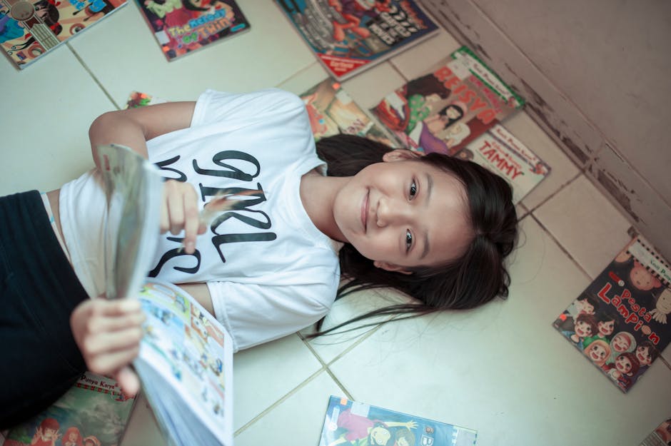 Seorang pemuda berdiri di tepi tebing saat matahari terbit, menatap cakrawala luas dengan ekspresi tenang dan penuh harapan.