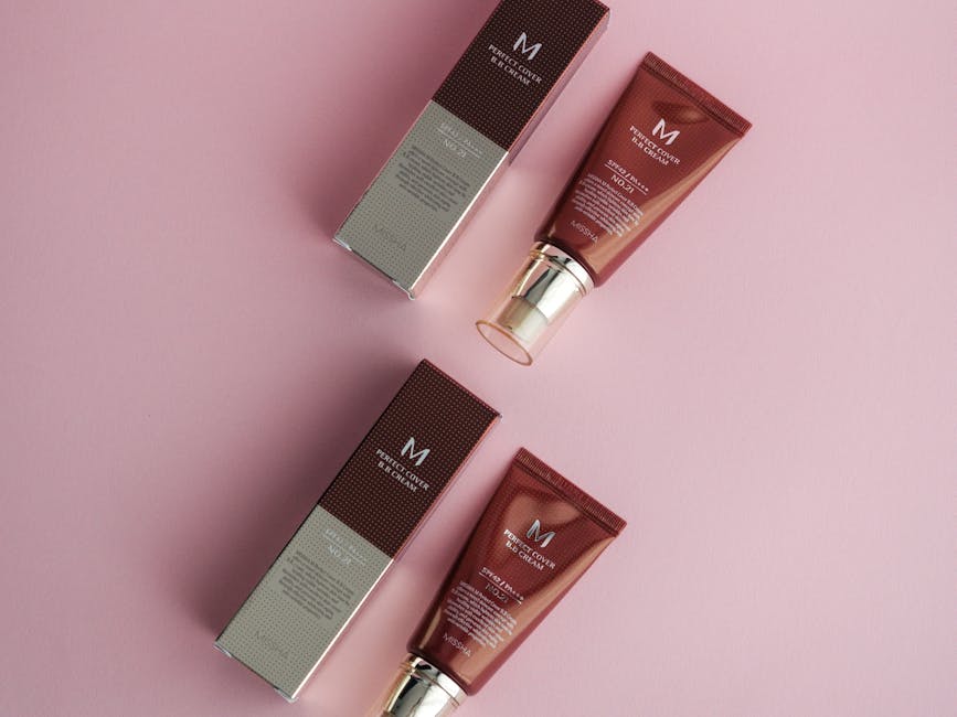 Seorang wanita sedang mengaplikasikan pelembap pada wajah dengan latar belakang pencahayaan alami yang lembut.